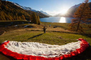 Gleitschirm, Genussfliegen, Silvaplanasee, Herbstwald, Engadin, Schweiz Gleitschirm, Genussfliegen, Silvaplanasee, Herbstwald, Engadin, Schweiz